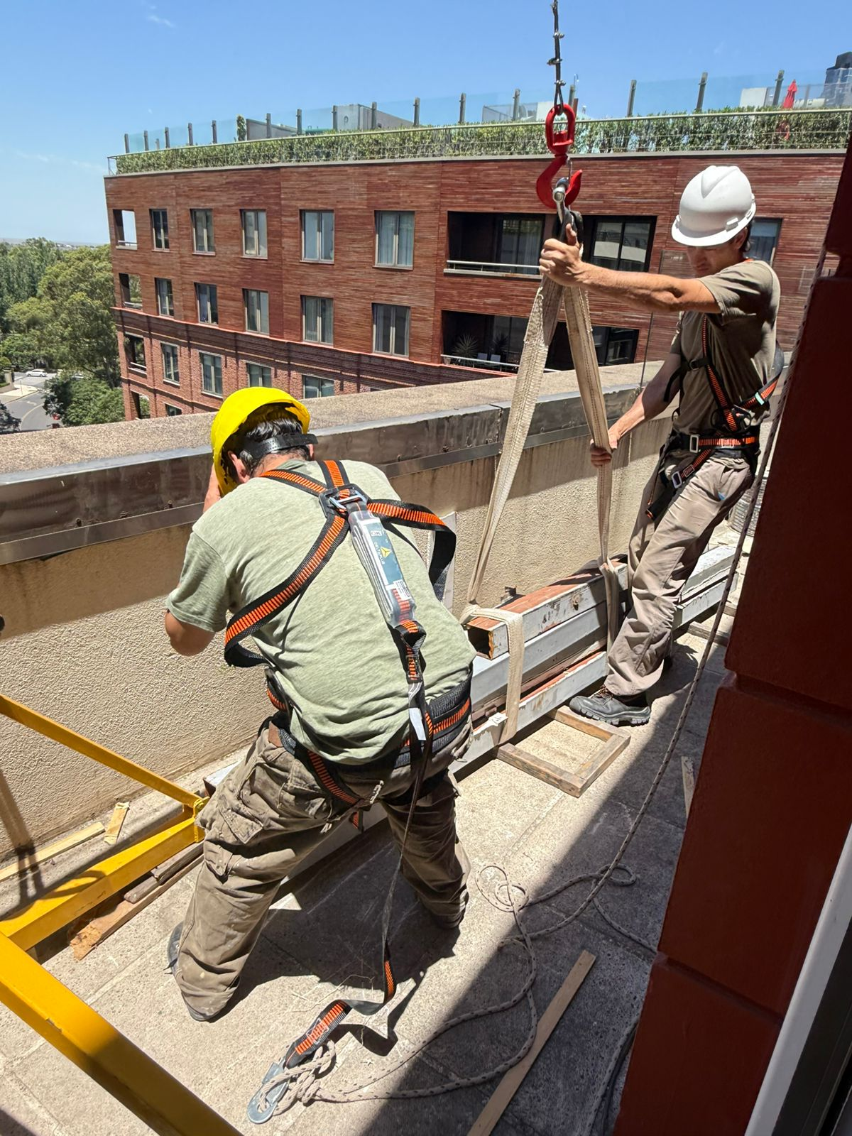 Subiendo materiales de construcción a departamento en Belgrano